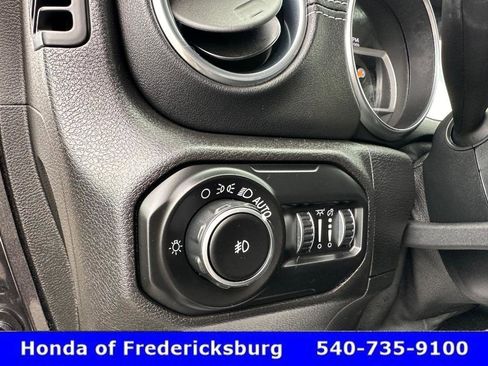 Used 2020 Jeep Wrangler Unlimited Sahara image 29