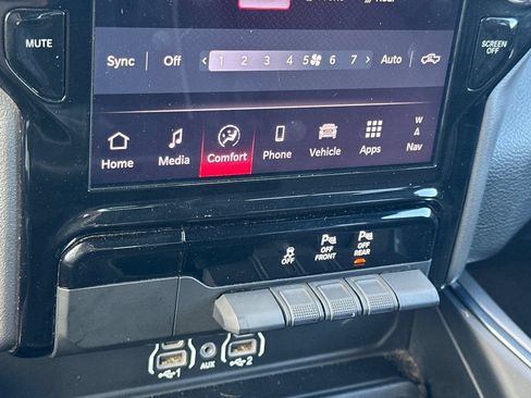 Used 2025 RAM 1500 Laramie AWD/4WD image 30