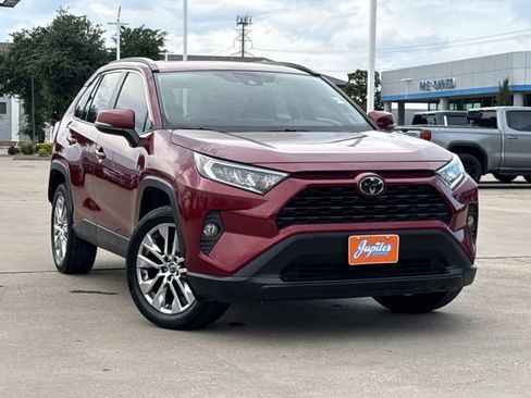 Used 2020 Toyota RAV4 XLE Premium FWD image 2