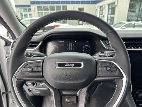 Used 2023 Jeep Grand Cherokee Limited AWD/4WD image 17