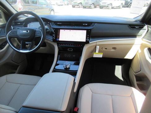 New 2026 Jeep Grand Cherokee Limited w/ Luxury Tech Group II RWD image 11