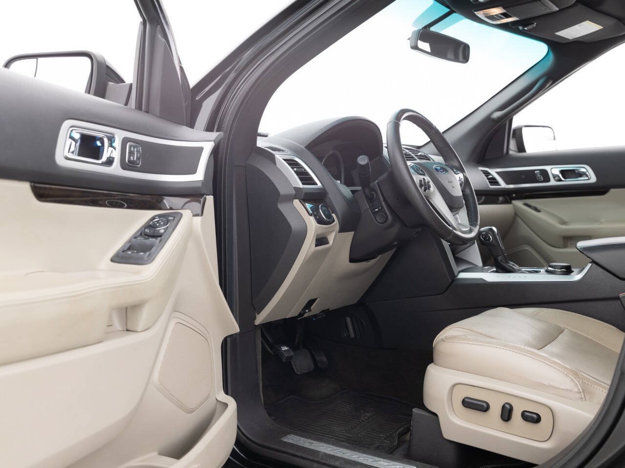 Used 2015 Ford Explorer Limited w/ Equipment Group 301A AWD/4WD image 24