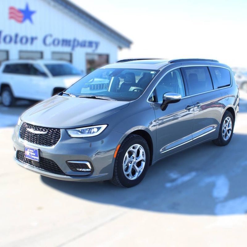 Used 2023 Chrysler Pacifica Limited FWD image 1