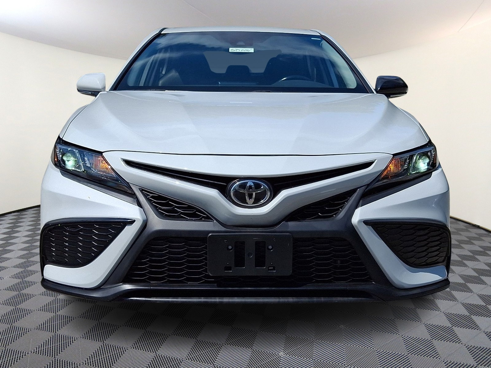 Used 2022 Toyota Camry SE AWD/4WD image 2