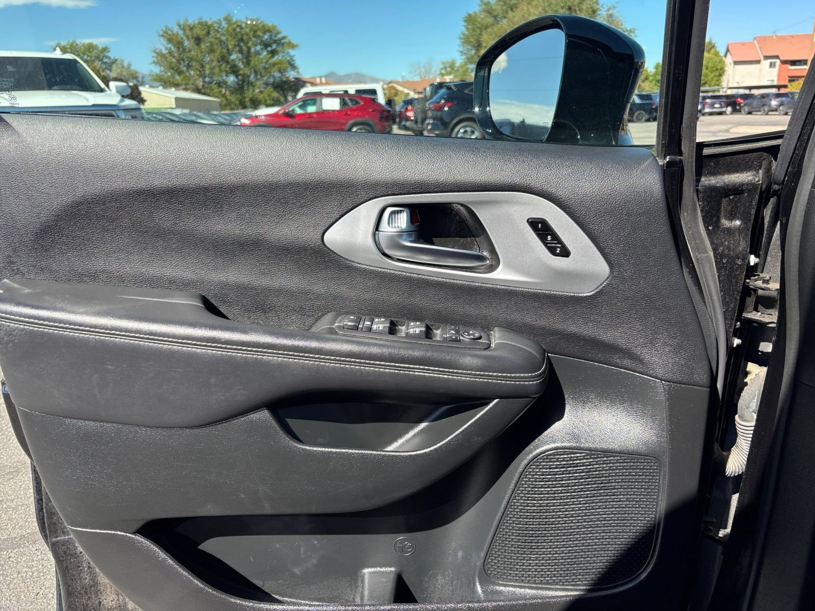 Used 2025 Chrysler Pacifica Limited FWD image 18
