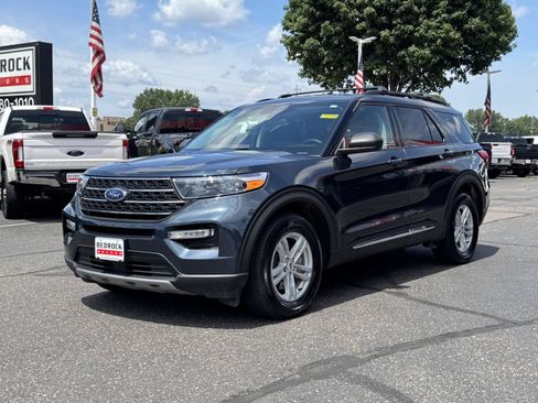 Used 2024 Ford Explorer XLT w/ Equipment Group 202A AWD/4WD image 3