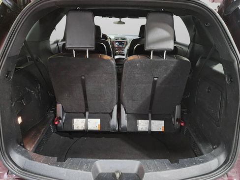 Used 2018 Ford Explorer XLT w/ Equipment Group 202A AWD/4WD image 34