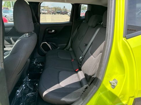 Used 2017 Jeep Renegade Latitude w/ Popular Equipment Group FWD image 19