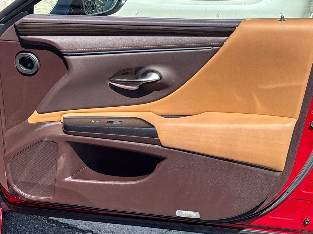 Used 2019 Lexus ES 300h w/ Accessory Package 2 FWD image 32