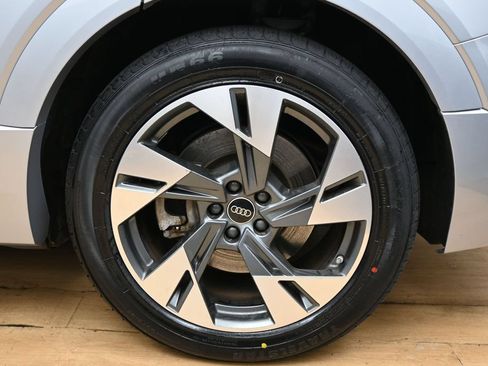 Used 2022 Audi e-tron Premium Plus w/ Premium Plus Package AWD/4WD image 13