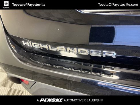 Used 2023 Toyota Highlander XLE image 3
