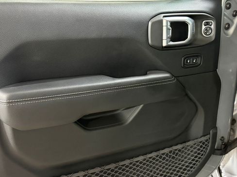Used 2018 Jeep Wrangler Unlimited Sahara AWD/4WD image 10