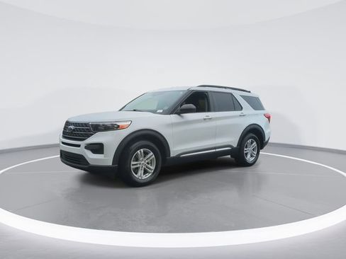 Used 2023 Ford Explorer XLT AWD/4WD image 4