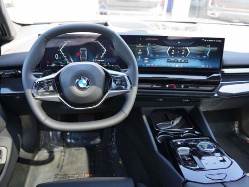 Used 2026 BMW 530i w/ Premium Package RWD image 7