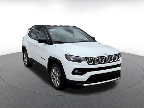 Used 2025 Jeep Compass Limited AWD/4WD image 3