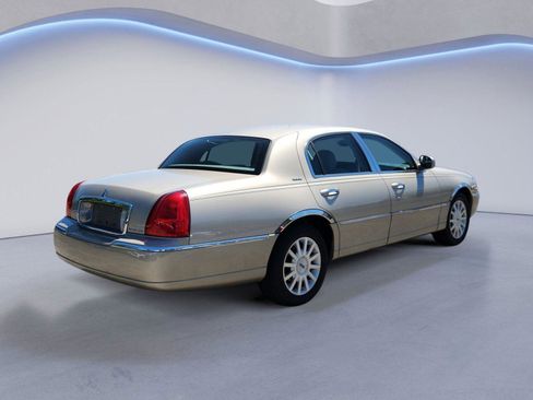 Used 2007 Lincoln Town Car Signature RWD image 3