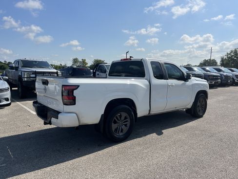 Used 2025 Nissan Frontier SV RWD image 2
