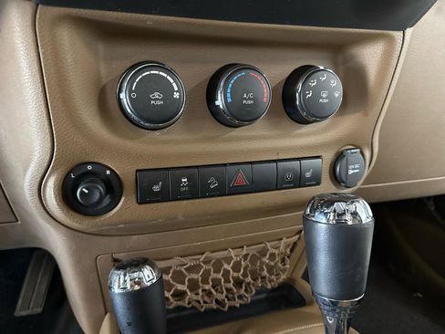 Used 2015 Jeep Wrangler Rubicon w/ Power Convenience Group AWD/4WD image 15
