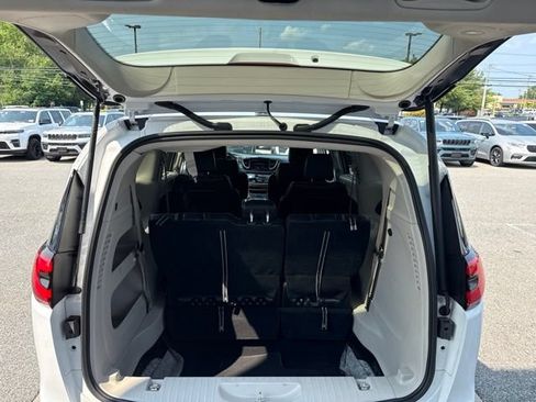 Certified 2024 Chrysler Pacifica Touring-L FWD image 18