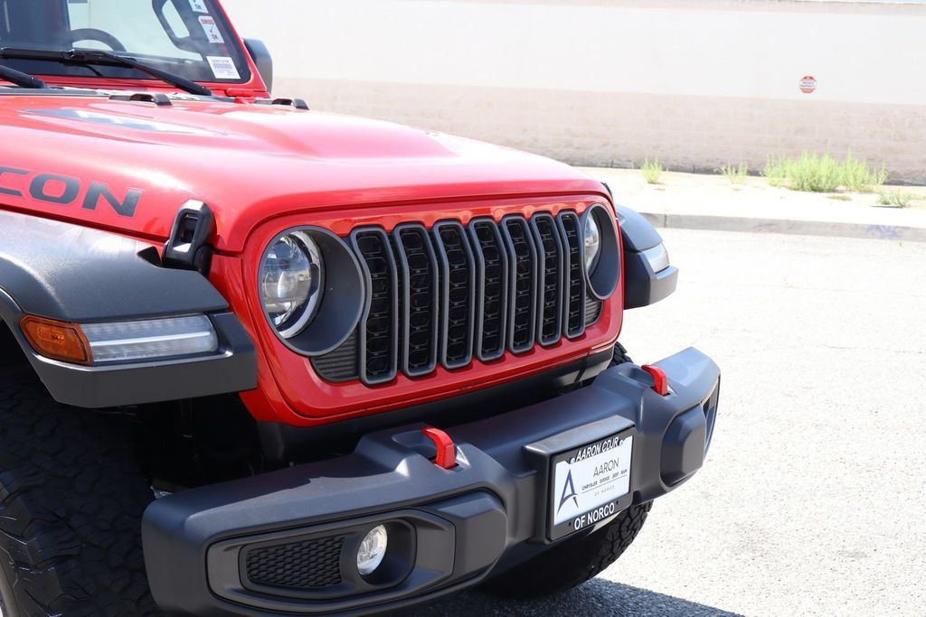 Used 2025 Jeep Wrangler Unlimited Rubicon w/ Convenience Group AWD/4WD image 9
