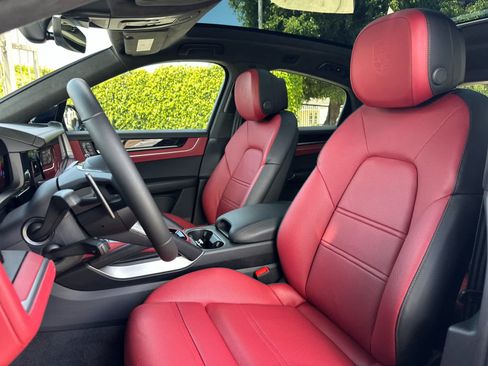 Certified 2025 Porsche Cayenne Turbo AWD/4WD image 5