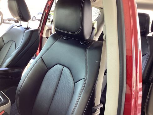 Used 2024 Chrysler Pacifica Select image 11