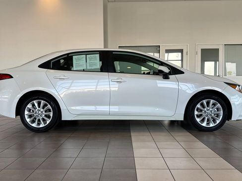 Used 2021 Toyota Corolla LE w/ LE Convenience Package FWD image 3