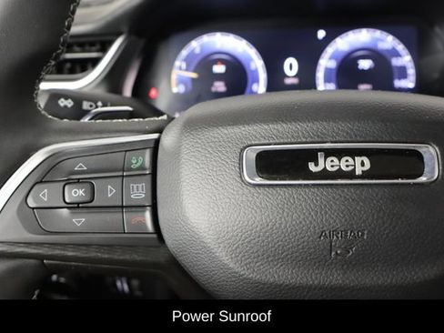 Used 2025 Jeep Grand Cherokee Altitude AWD/4WD image 8