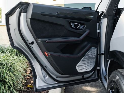 Used 2022 Lamborghini Urus image 31