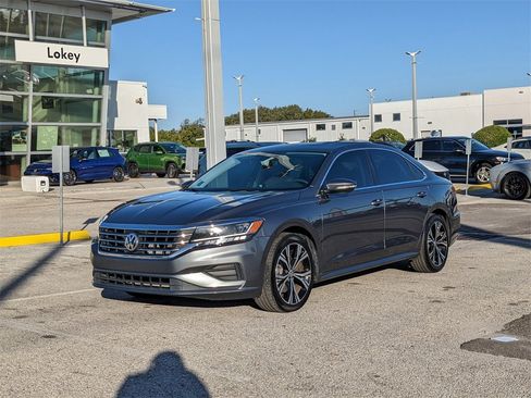 Used 2021 Volkswagen Passat 2.0T SE image 2
