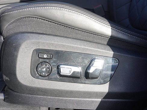 Used 2025 BMW X7 xDrive40i w/ Premium Package image 32