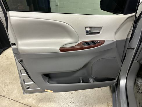 Used 2013 Toyota Sienna XLE image 14