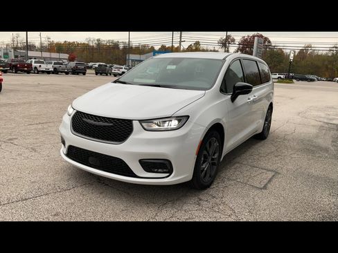 New 2026 Chrysler Pacifica Select image 3