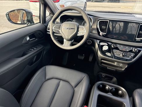 New 2026 Chrysler Pacifica Select image 11