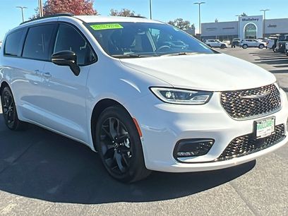 New 2026 Chrysler Pacifica Select