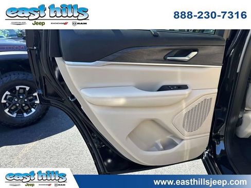 Certified 2023 Jeep Grand Cherokee Limited w/ Luxury Tech Group II AWD/4WD image 18