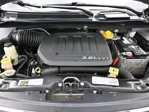 Used 2014 Chrysler Town & Country Touring-L FWD image 37