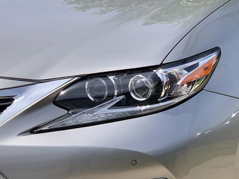 Used 2017 Lexus ES 350 w/ Luxury Package image 3