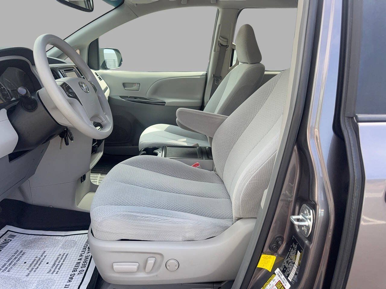Used 2012 Toyota Sienna LE w/ Towing Pkg FWD image 11