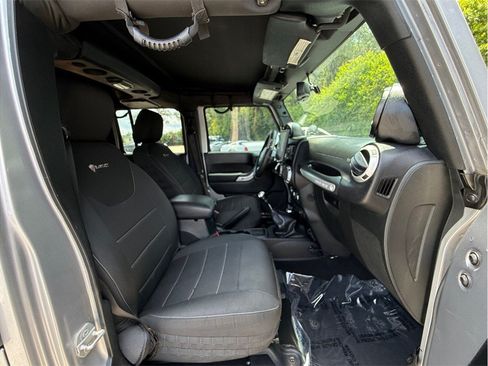 Used 2015 Jeep Wrangler Unlimited Rubicon w/ Connectivity Group AWD/4WD image 46