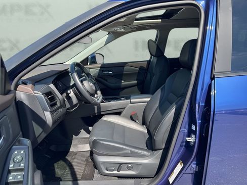 Used 2023 Nissan Rogue SV w/ SV Premium B Package image 9