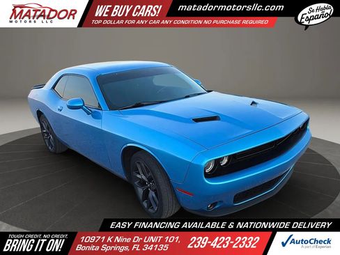 Used 2019 Dodge Challenger SXT w/ Blacktop Package RWD image 3