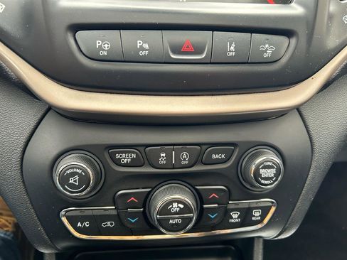 Used 2015 Jeep Cherokee Limited w/ Luxury Group FWD image 27