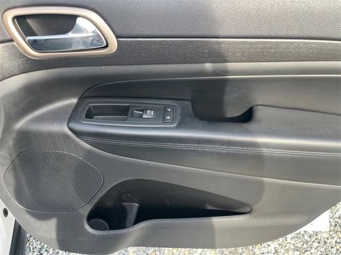 Used 2016 Jeep Grand Cherokee Laredo w/ Quick Order Package 23E image 21