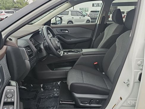 Used 2023 Nissan Rogue SV AWD/4WD image 12