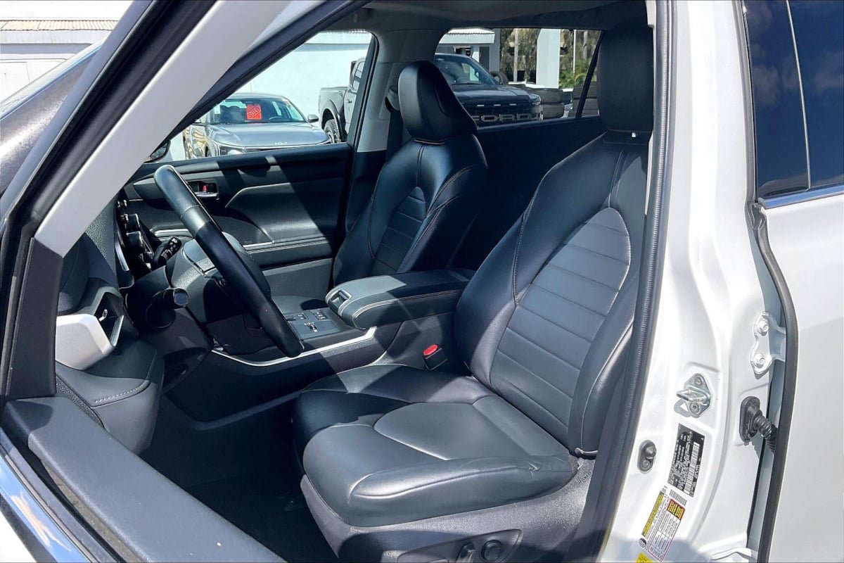 Used 2022 Toyota Highlander XLE AWD/4WD image 22