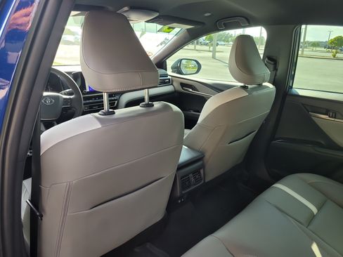 Used 2025 Toyota Camry SE w/ Convenience Package FWD image 12