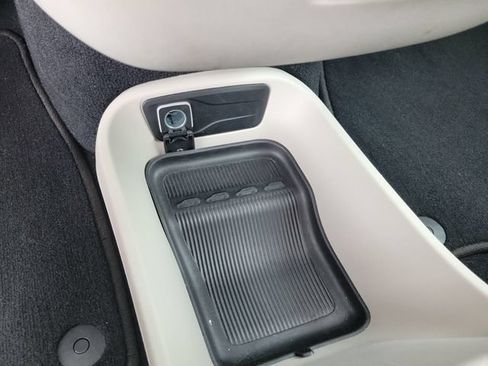 Used 2024 Chrysler Pacifica Touring-L FWD image 23