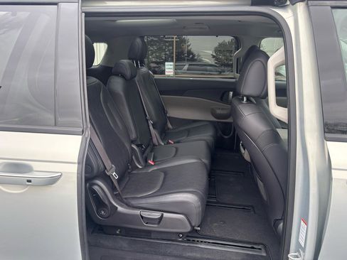 Used 2025 Kia Carnival SX image 16