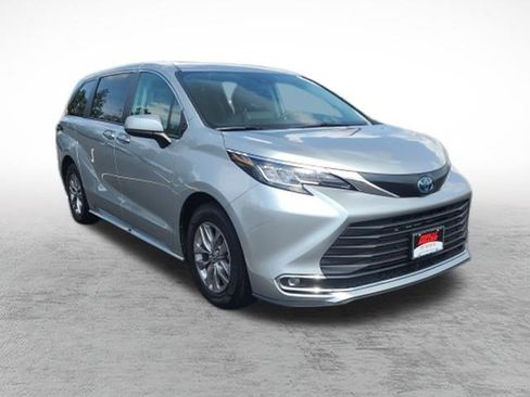 Certified 2023 Toyota Sienna XLE AWD/4WD image 3